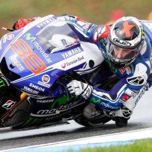 Lorenzo secondo e Rossi quinto nella prima giornata