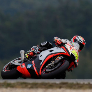 BUONA QUALIFICA A BRNO PER STEFAN BRADL CHE PORTA LA SUA APRILIA RS-GP IN SESTA FILA. ALVARO BAUTISTA RALLENTATO DAL TRAFFICO