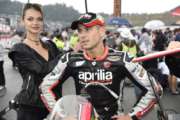 LA PIOGGIA ANNULLA IL BEL LAVORO DEL WEEKEND CHE AVEVA PORTATO LE APRILIA ALLA MIGLIOR QUALIFICA DELLA STAGIONE BAUTISTA, SEDICESIMO, SI FERMA AL LIMITE DELLA ZONA PUNTI BRADL DICIOTTESIMO DOPO UN'USCITA DI PISTA