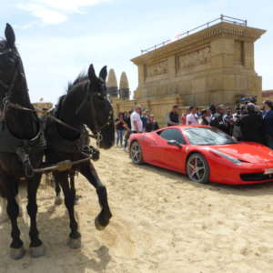 Biga contro Ferrari: la strana sfida del “Barone in Rosso”  a Cinecittà