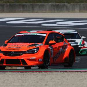 Mugello, Gara 1. Prima vittoria stagionale per Kevin Giacon (Opel) nel quarto round del TCR Italy.