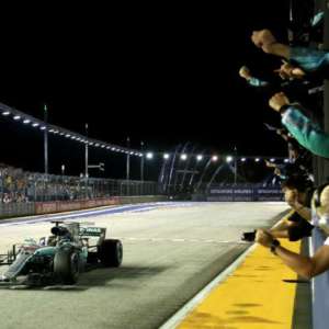 HAMILTON LOCKS IN 60TH GRAND PRIX WIN IN SINGAPORE