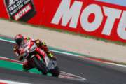 Il duo Milwaukee Aprilia comanda il venerdì, ma la pioggia è protagonista delle FP3