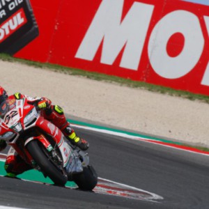 Il duo Milwaukee Aprilia comanda il venerdì, ma la pioggia è protagonista delle FP3