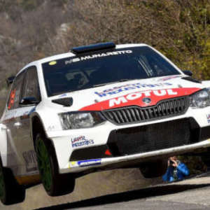 Cambia la classifica al 43° Rally 1000 Miglia, escluso Andrea Carella. Pinzano sale al quarto posto e vince in classe R5.