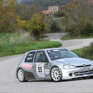 JOLLY RACING TEAM SUL PODIO ASSOLUTO DEL RALLY DI POMARANCE:  NICO SIGNORINI E' TERZO SU PEUGEOT 106 KIT